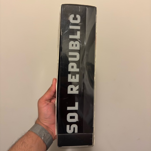 Sol Republic Tracks V8 Wired Headphones New in Box - Picture 3 of 4